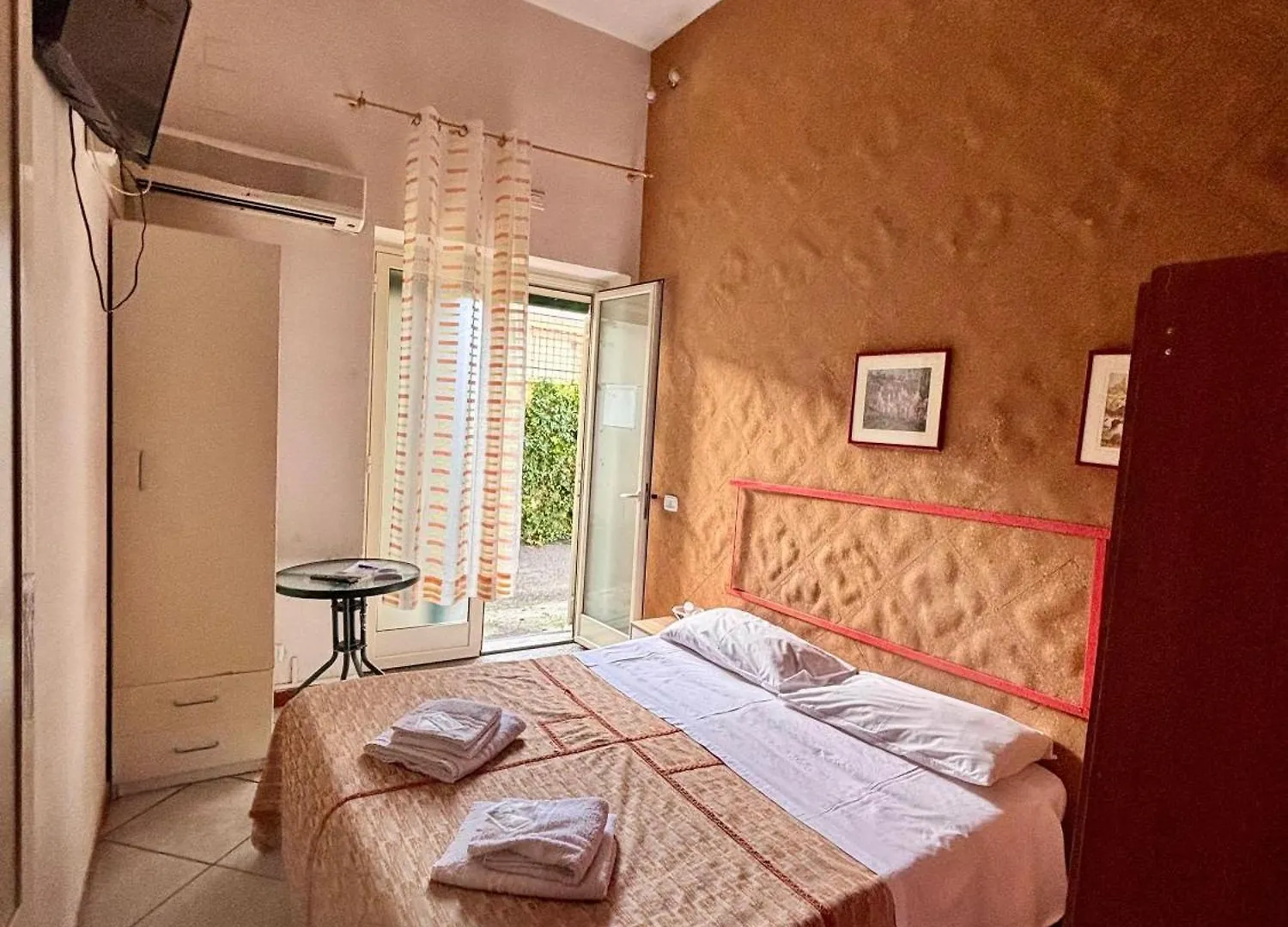 Room In Bb - Guest House In Acireale Santa Tecla